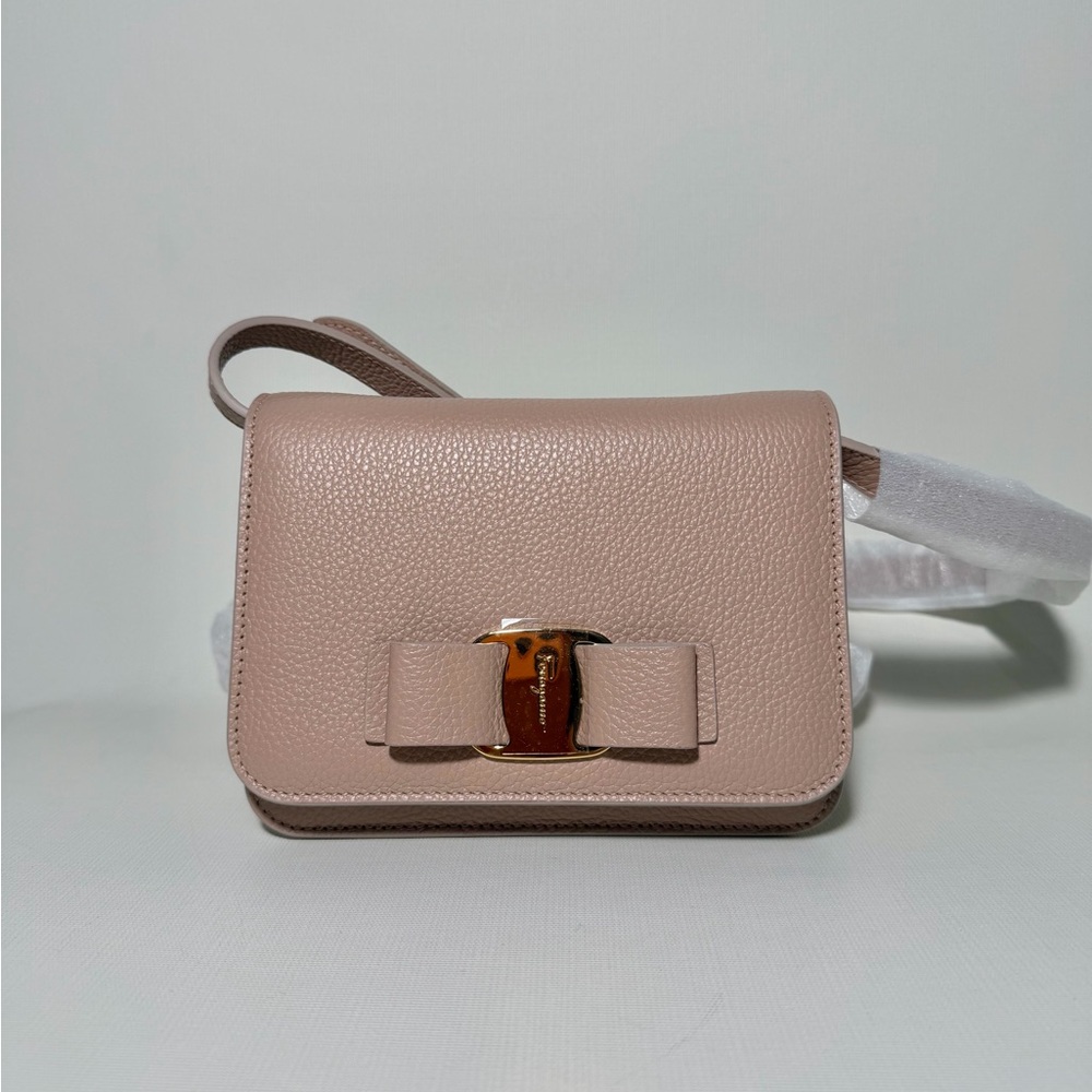 (New) FERRAGAMO
Vara Bow Pebbled-Leather Crossbody Bag